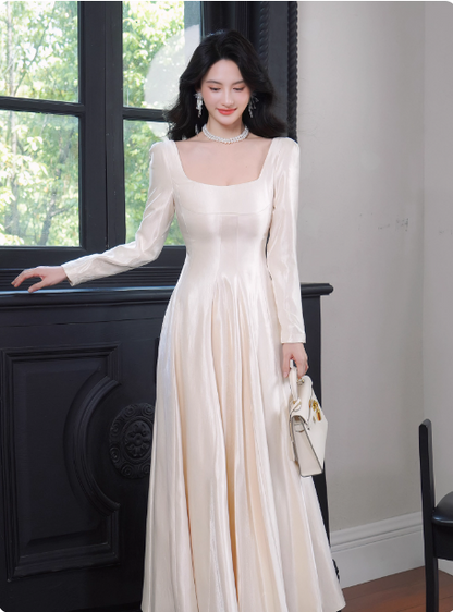 Elegantes elfenbeinfarbenes A-Linien-Abendkleid mit quadratischem Ausschnitt, langen Ärmeln und Satin für den Abschlussball P4362