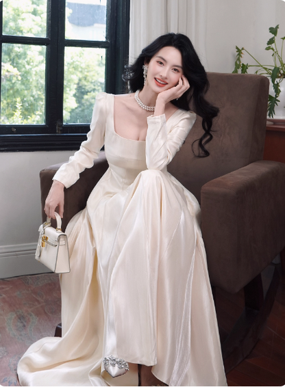 Elegantes elfenbeinfarbenes A-Linien-Abendkleid mit quadratischem Ausschnitt, langen Ärmeln und Satin für den Abschlussball P4362