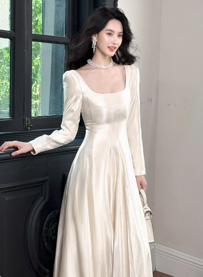 Elegantes elfenbeinfarbenes A-Linien-Abendkleid mit quadratischem Ausschnitt, langen Ärmeln und Satin für den Abschlussball P4362