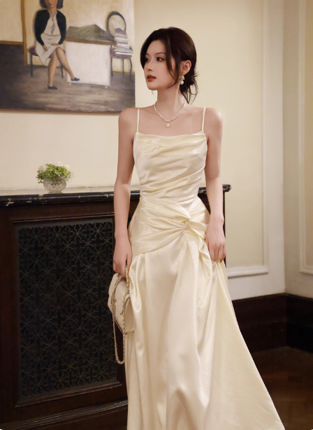 Élégante Robe Longue de Bal en Satin Beige à Bretelles Fines, Col Carré et Nœud P4364