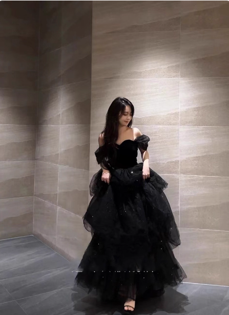 Elegantes schwarzes A-Linien-Off-Shoulder glitzerndes Stufen-Tüll langes Ballkleid Abendkleid P4369