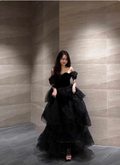 Elegantes schwarzes A-Linien-Off-Shoulder glitzerndes Stufen-Tüll langes Ballkleid Abendkleid P4369