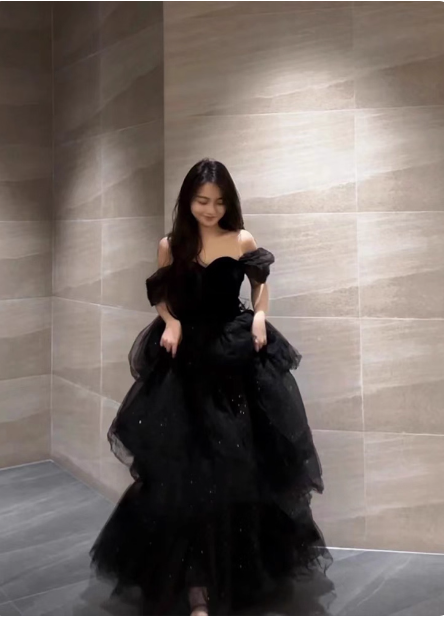 Elegantes schwarzes A-Linien-Off-Shoulder glitzerndes Stufen-Tüll langes Ballkleid Abendkleid P4369