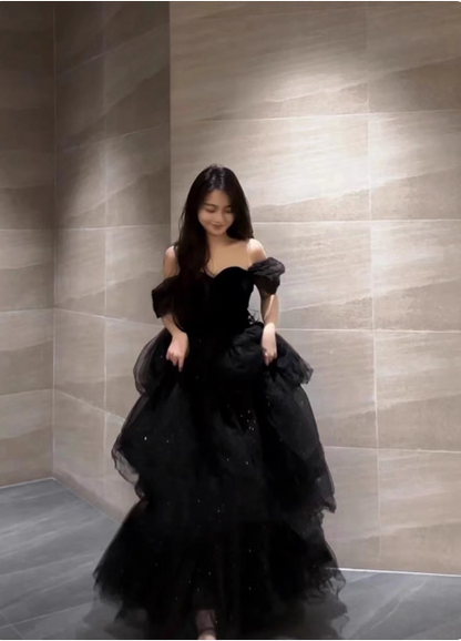 Elegantes schwarzes A-Linien-Off-Shoulder glitzerndes Stufen-Tüll langes Ballkleid Abendkleid P4369