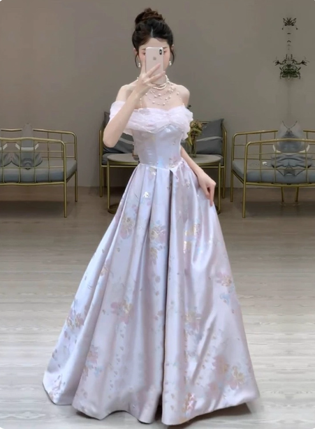 Verträumtes lavendelgrau-rosa A-Linien-Off-Shoulder-Ballkleid aus bedrucktem Satin, langes Abschlussballkleid, Abendkleid P4370