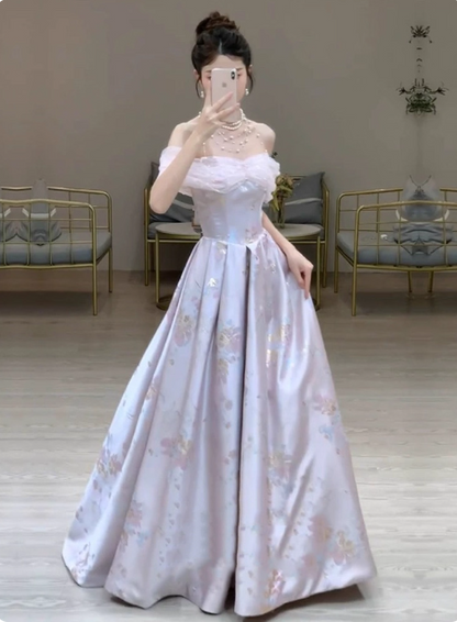Verträumtes lavendelgrau-rosa A-Linien-Off-Shoulder-Ballkleid aus bedrucktem Satin, langes Abschlussballkleid, Abendkleid P4370