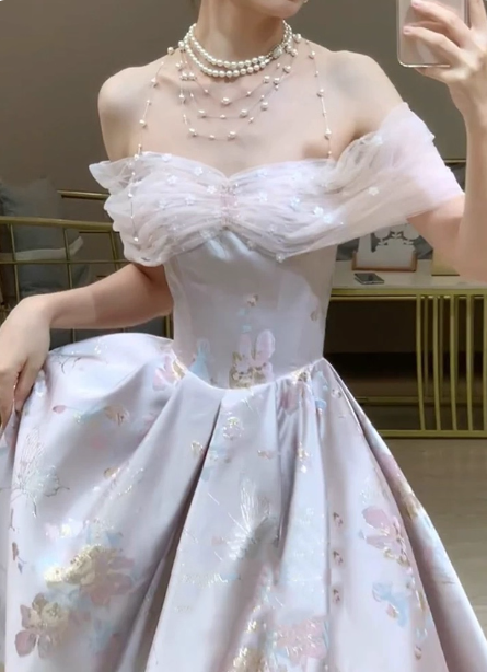 Verträumtes lavendelgrau-rosa A-Linien-Off-Shoulder-Ballkleid aus bedrucktem Satin, langes Abschlussballkleid, Abendkleid P4370