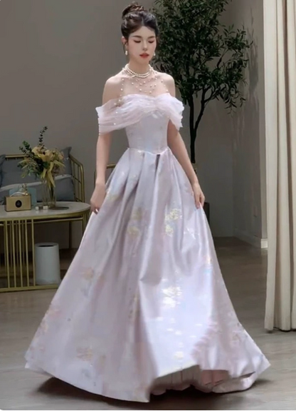 Verträumtes lavendelgrau-rosa A-Linien-Off-Shoulder-Ballkleid aus bedrucktem Satin, langes Abschlussballkleid, Abendkleid P4370