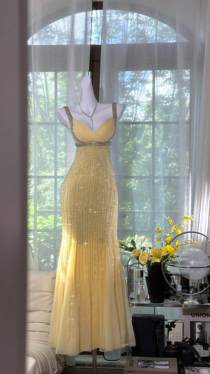 Elegantes Meerjungfrauen-Abendkleid in Blassgelb, Trägerlos, Rückenfrei, Perlenbesetzt, Chiffon, Lang, Ballkleid P4038