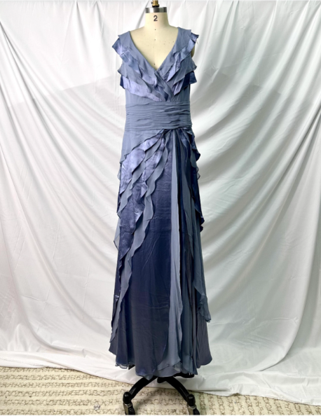 Elegantes, mehrlagiges, abgestuftes, grau-blaues, tailliertes V-Ausschnitt Rüschen-Stufen-Chiffon-langes Ballkleid Abendkleid P4381