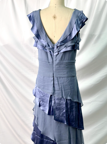 Elegantes, mehrlagiges, abgestuftes, grau-blaues, tailliertes V-Ausschnitt Rüschen-Stufen-Chiffon-langes Ballkleid Abendkleid P4381