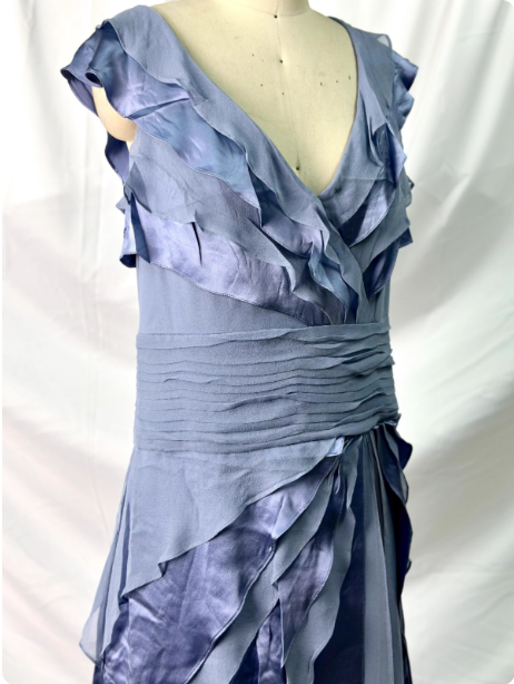 Elegantes, mehrlagiges, abgestuftes, grau-blaues, tailliertes V-Ausschnitt Rüschen-Stufen-Chiffon-langes Ballkleid Abendkleid P4381