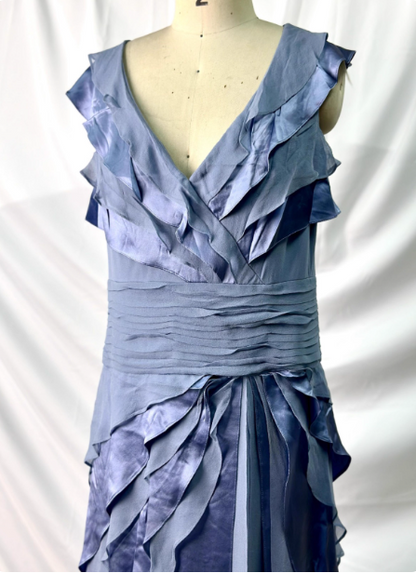 Elegantes, mehrlagiges, abgestuftes, grau-blaues, tailliertes V-Ausschnitt Rüschen-Stufen-Chiffon-langes Ballkleid Abendkleid P4381