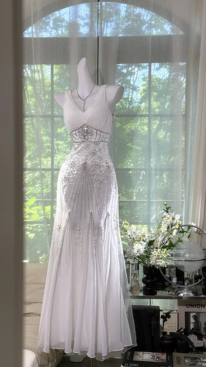 Elegantes weißes Meerjungfrauen-Abendkleid aus Chiffon mit V-Ausschnitt, Trägerlos, Perlenstickerei P4039