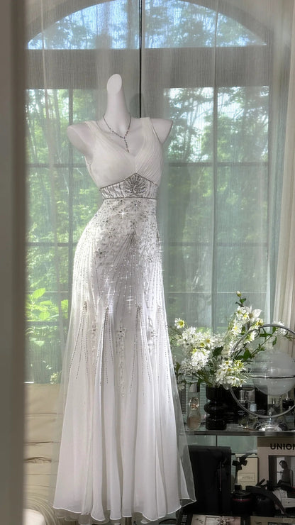 Elegantes weißes Meerjungfrauen-Abendkleid aus Chiffon mit V-Ausschnitt, Trägerlos, Perlenstickerei P4039