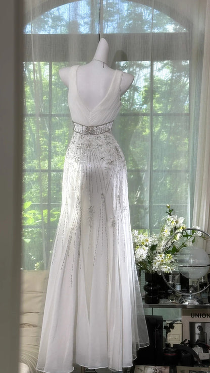 Elegantes weißes Meerjungfrauen-Abendkleid aus Chiffon mit V-Ausschnitt, Trägerlos, Perlenstickerei P4039