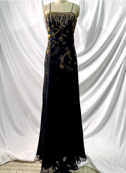 Luxuriöses Vintage Schwarzes Chiffon Abendkleid mit dünnen Trägern und goldener Perlenstickerei P4391