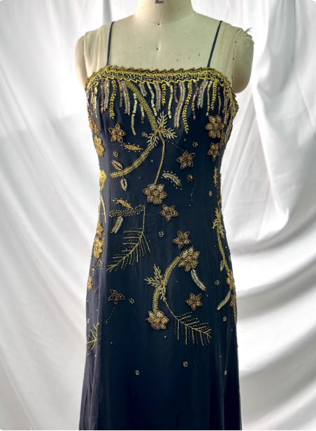 Luxuriöses Vintage Schwarzes Chiffon Abendkleid mit dünnen Trägern und goldener Perlenstickerei P4391