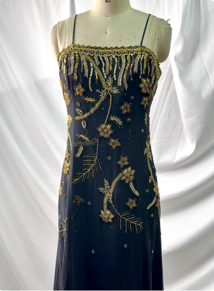 Luxuriöses Vintage Schwarzes Chiffon Abendkleid mit dünnen Trägern und goldener Perlenstickerei P4391