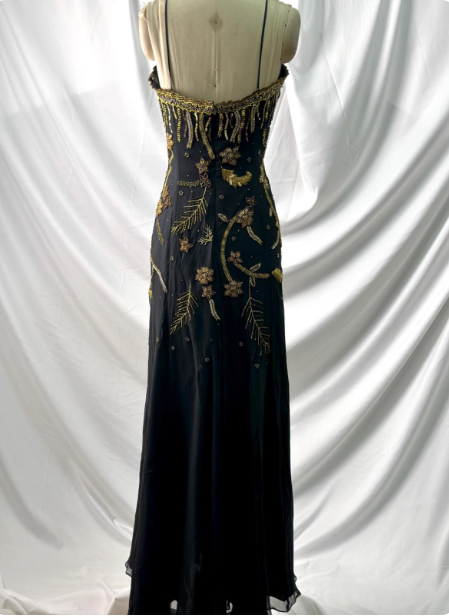 Luxuriöses Vintage Schwarzes Chiffon Abendkleid mit dünnen Trägern und goldener Perlenstickerei P4391