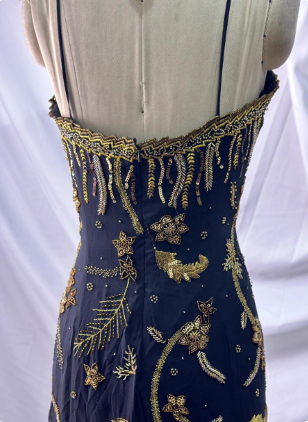 Luxuriöses Vintage Schwarzes Chiffon Abendkleid mit dünnen Trägern und goldener Perlenstickerei P4391