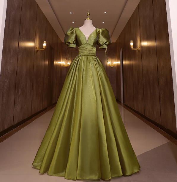 Vintage olivgrünes, langes Abendkleid aus Satin mit tiefem V-Ausschnitt und Puffärmeln P4409