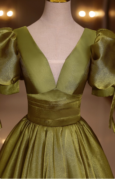 Vintage olivgrünes, langes Abendkleid aus Satin mit tiefem V-Ausschnitt und Puffärmeln P4409