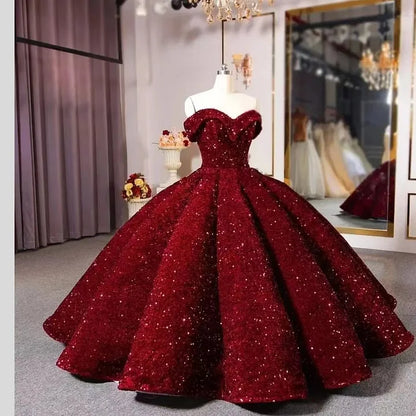 Luxuriöses burgunderrotes Ballkleid schulterfrei mit Rüschen für den Abschlussball, Outfits zum 22. Geburtstag P803