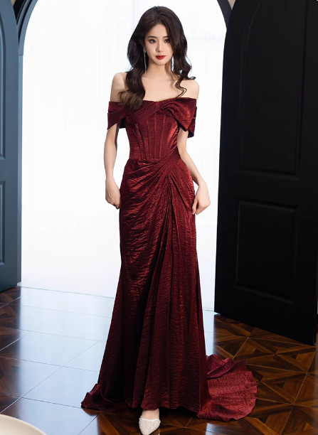 Elegantes burgunderrotes Meerjungfrauen-Abendkleid mit schulterfreiem Rüschensaum aus Satin mit Schleppe P4433