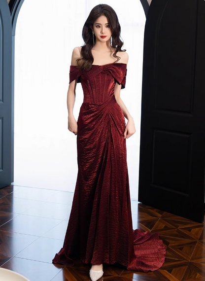 Elegantes burgunderrotes Meerjungfrauen-Abendkleid mit schulterfreiem Rüschensaum aus Satin mit Schleppe P4433