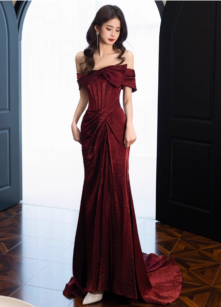 Elegantes burgunderrotes Meerjungfrauen-Abendkleid mit schulterfreiem Rüschensaum aus Satin mit Schleppe P4433