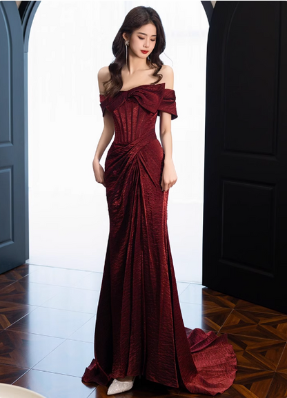 Elegantes burgunderrotes Meerjungfrauen-Abendkleid mit schulterfreiem Rüschensaum aus Satin mit Schleppe P4433