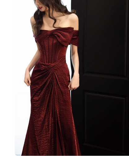 Elegantes burgunderrotes Meerjungfrauen-Abendkleid mit schulterfreiem Rüschensaum aus Satin mit Schleppe P4433