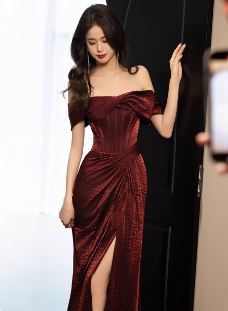 Elegantes burgunderrotes Meerjungfrauen-Abendkleid mit schulterfreiem Rüschensaum aus Satin mit Schleppe P4433