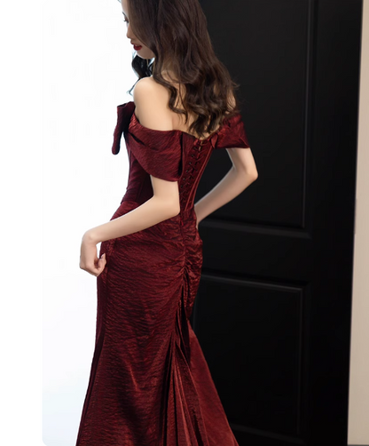 Elegantes burgunderrotes Meerjungfrauen-Abendkleid mit schulterfreiem Rüschensaum aus Satin mit Schleppe P4433