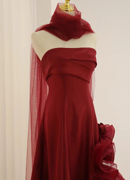 Elegantes burgunderrotes 3D-Blumen besticktes trägerloses Satin-langes Ballkleid Abendkleid P4438