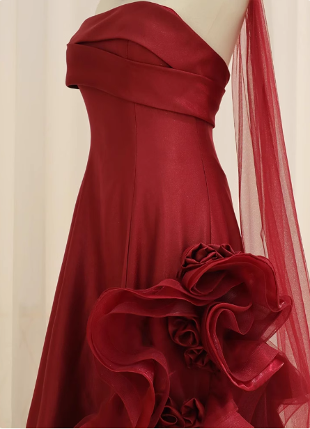 Elegantes burgunderrotes 3D-Blumen besticktes trägerloses Satin-langes Ballkleid Abendkleid P4438