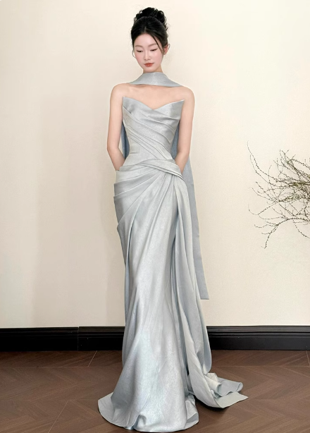 Elegantes Meerjungfrau-Abendkleid Trägerlos Rüschen Satin Schleppe Ballkleid P4442