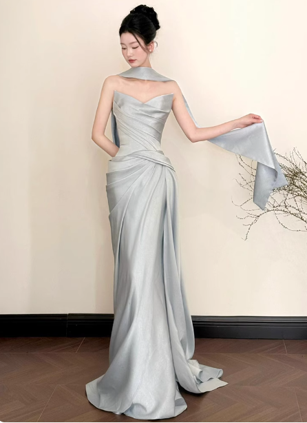 Elegantes Meerjungfrau-Abendkleid Trägerlos Rüschen Satin Schleppe Ballkleid P4442