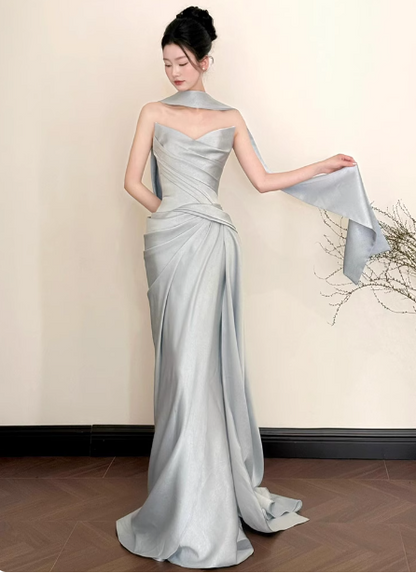 Elegantes Meerjungfrau-Abendkleid Trägerlos Rüschen Satin Schleppe Ballkleid P4442