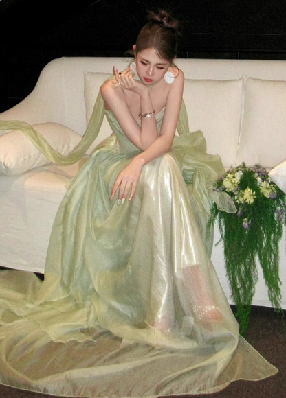 Sanftes Hellgrünes A-Linien-Trägerloses Gestuftes Rüschen-Tüll-Schleppen-Ballkleid Abendkleid P4445