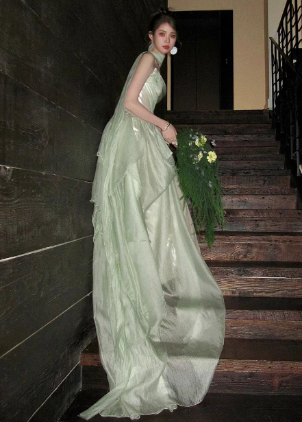 Sanftes Hellgrünes A-Linien-Trägerloses Gestuftes Rüschen-Tüll-Schleppen-Ballkleid Abendkleid P4445