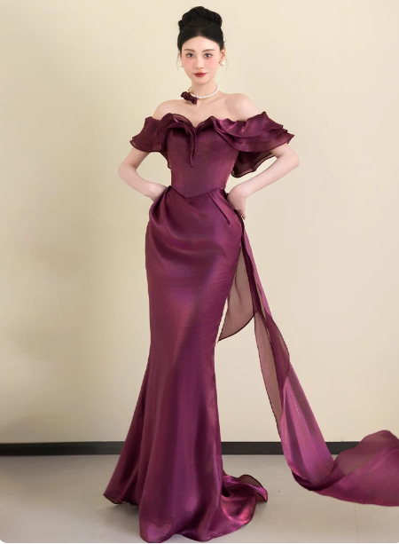 Elegantes langes Ballkleid P4451 aus tiefem Fuchsiaton im Meerjungfrauen-Stil, schulterfrei, mit Rüschen und aus Satin
