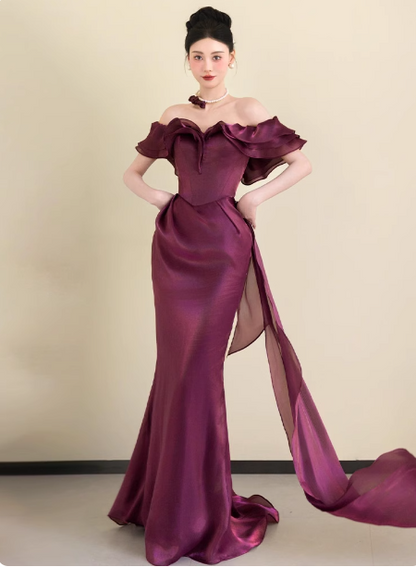 Elegantes langes Ballkleid P4451 aus tiefem Fuchsiaton im Meerjungfrauen-Stil, schulterfrei, mit Rüschen und aus Satin