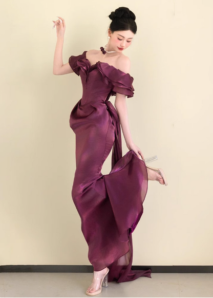 Elegantes langes Ballkleid P4451 aus tiefem Fuchsiaton im Meerjungfrauen-Stil, schulterfrei, mit Rüschen und aus Satin