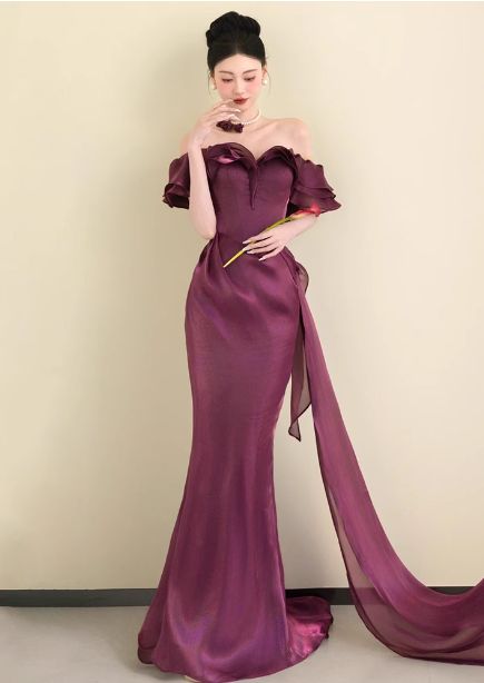 Elegantes langes Ballkleid P4451 aus tiefem Fuchsiaton im Meerjungfrauen-Stil, schulterfrei, mit Rüschen und aus Satin