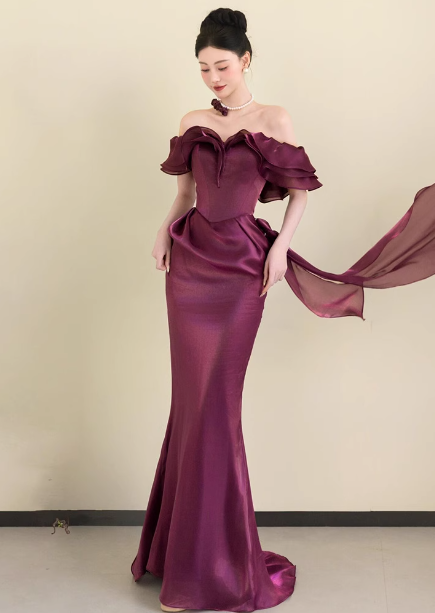 Elegantes langes Ballkleid P4451 aus tiefem Fuchsiaton im Meerjungfrauen-Stil, schulterfrei, mit Rüschen und aus Satin