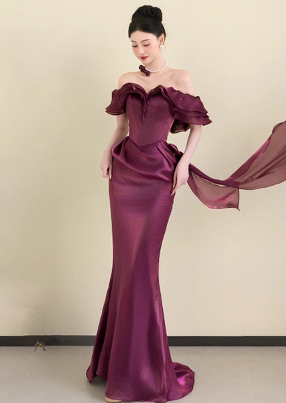 Elegantes langes Ballkleid P4451 aus tiefem Fuchsiaton im Meerjungfrauen-Stil, schulterfrei, mit Rüschen und aus Satin