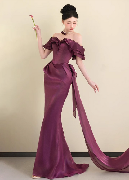Elegantes langes Ballkleid P4451 aus tiefem Fuchsiaton im Meerjungfrauen-Stil, schulterfrei, mit Rüschen und aus Satin