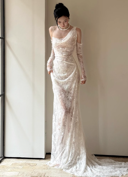 Elegant White Strappy Backless Lace Train Wedding Dress P4453